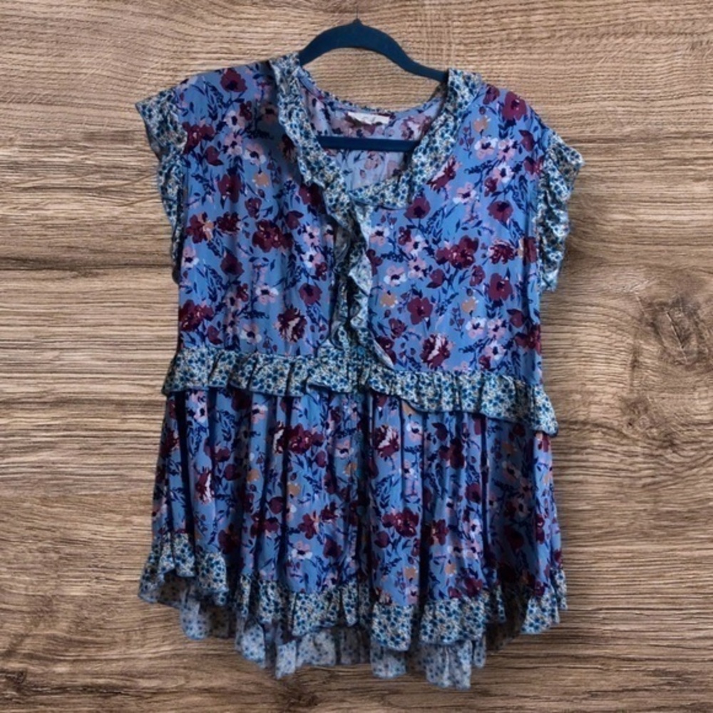 Easel BoHo floral ruffle flowy button down top. Large. Blue.